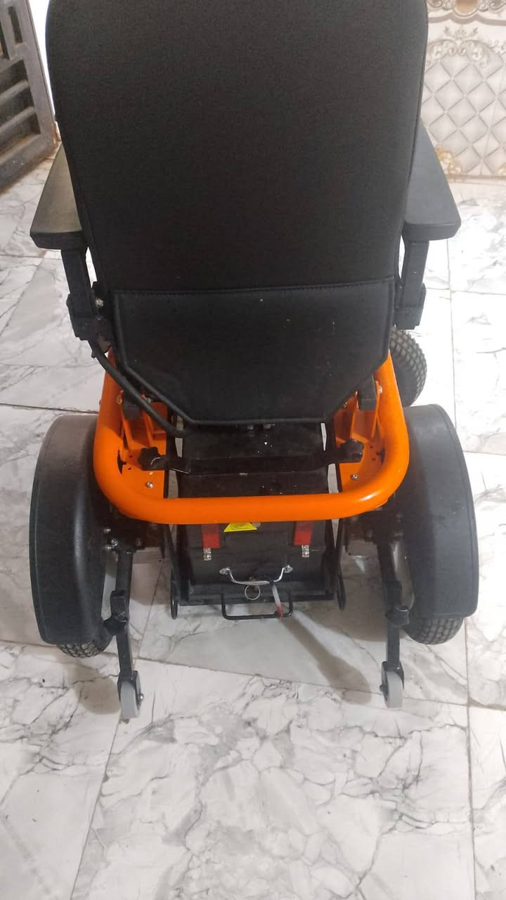 السلام عليكم عربانه مآل معوقين جديده بس ناقصه بس باتري وياها شاحنه مالته انتركت  وكعد باتري مآله جيب باتري جديد وشغل والاستفسار على رقم ***********مكاني حي رساله
سعر 200وبيه مجال للشراي
