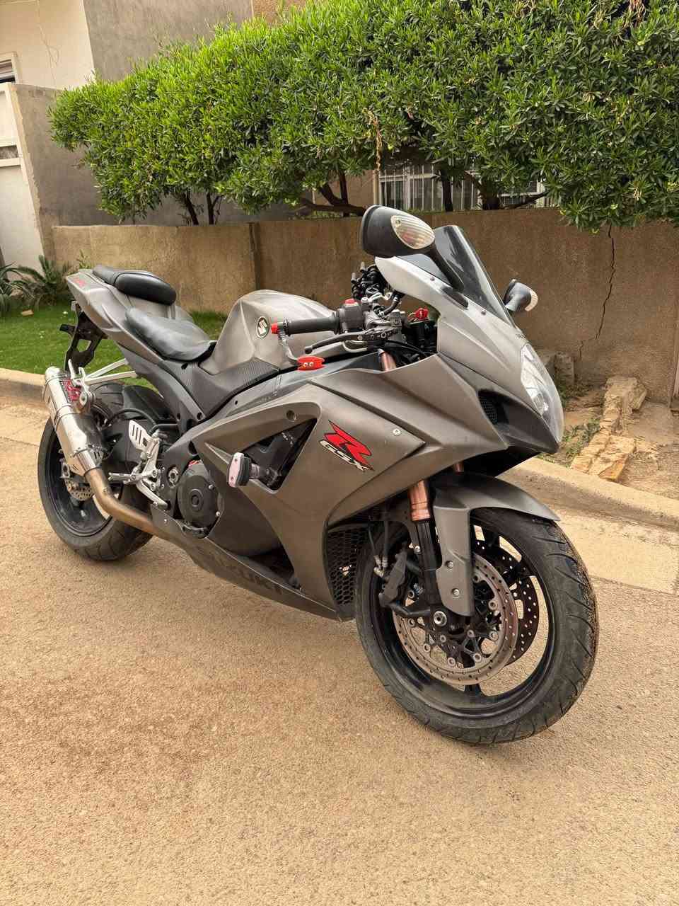 السلام عليكم الدراجة للبيع
دراجة Gxs-r مكينة 1000 موديل 2008 وارد يابان لون تيتانيوم مميز هدرز تيتانيوم صالنصة يوشيمورا امريكي اصلي برمجة ٣ مودات ماشية ٢٤ الف سعرها 55 وبيها مجال بسيط مكان الدراجة بغداد - الدورة هذا رقمي *********** مامتواجد على الفيس
