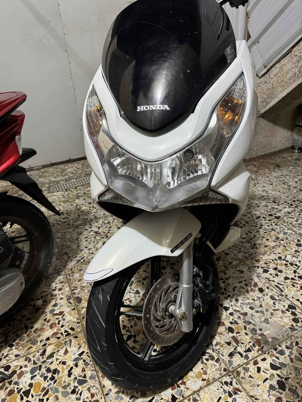 سلام عليكم PCX جيل اول ياباني JF ☑️
كفاله عامه كفر ومكينه بلادي  
مواصفات 150☑️
فول وابيعلك من باب البيت شرط جيب وياك فيتر وتفحص شرط المكينه برغي ممفتوح بيهة السعر1350وبيه مجال مكاني الامين الثانيه رقمي ***********.
