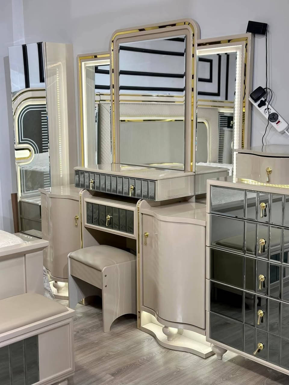 غرفة نوم للبيع استخدام 3 اشهر فقط
للاستفسار الاتصال ع رقم ***********
