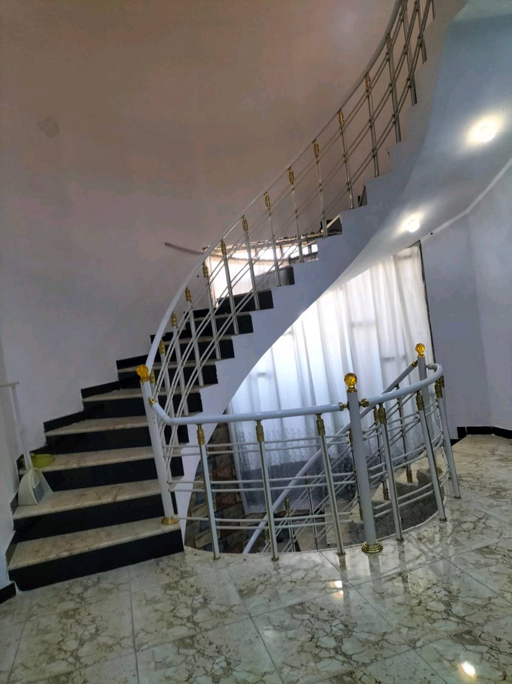 بيت للبيع في حي الفداء شارع ابو لبنان ثاني بيت عن الشارع العام مطلوب إسكان ٤٠ مليون طابقين ٦ غرف واستقبال بناء سنه ٢٢ السعر ٢٦٠ وبيه مجال للاستفسار الاتصال على الرقم ***********