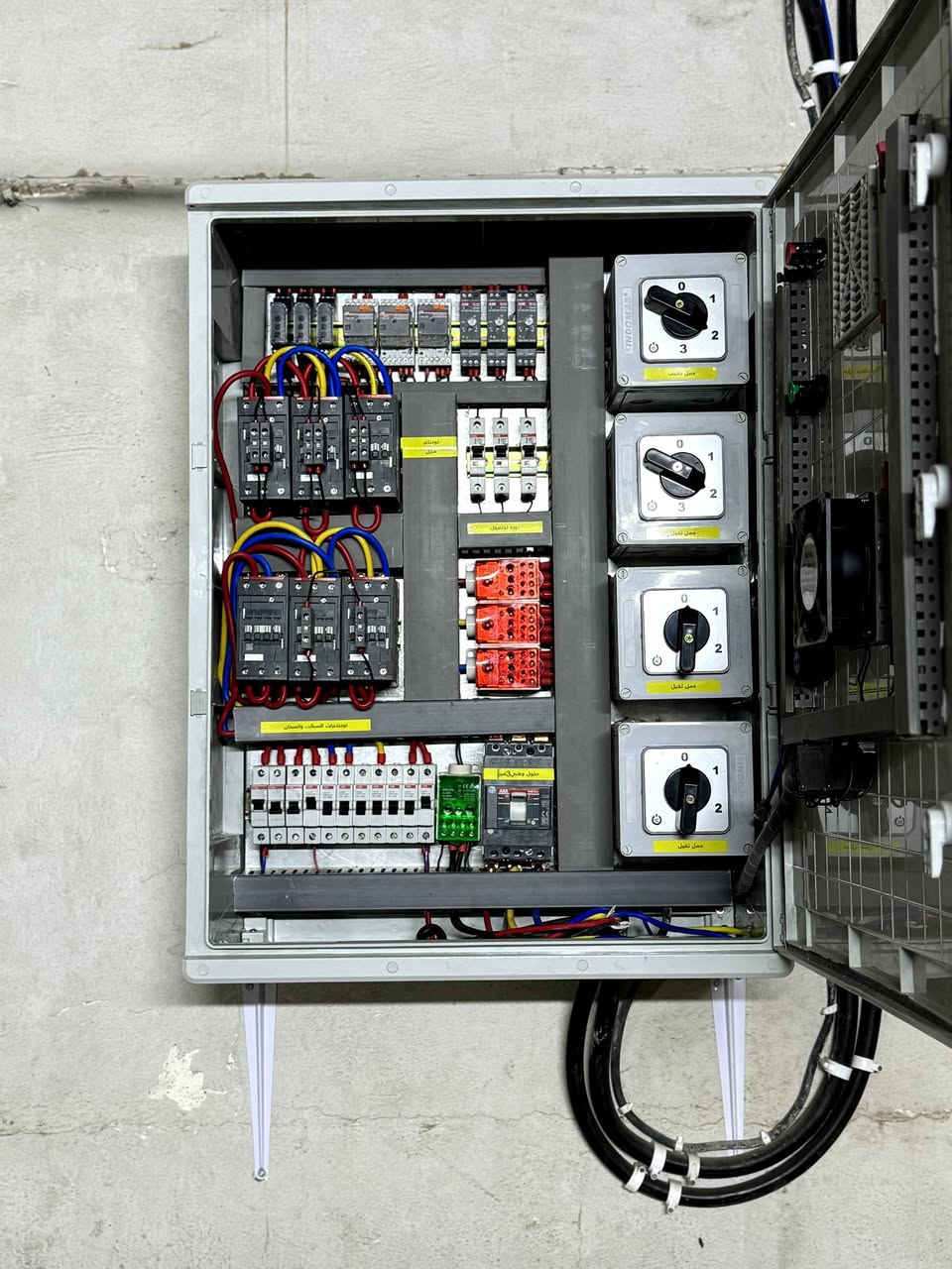 🔘 كادر ↙️ علاء الكهربائي ↘️
الآن تم إنشاء بورد كامل 5 مراحل من شركه abb  حماية كاملة للمنزل والسبالت والسخان حمايه من ارتفاع وانخفاض الفولتيه يعني مراح تحتاج اي جهاز حماية بالمنزل الحمايه كلها في البورد الخارجي 
( العمل على تنصيب جميع انواع البوردات وبكافه الأحجام)
🔘 علاء الكهربائي ↘️ 
للتواصل 
☎️***********
☎️***********
