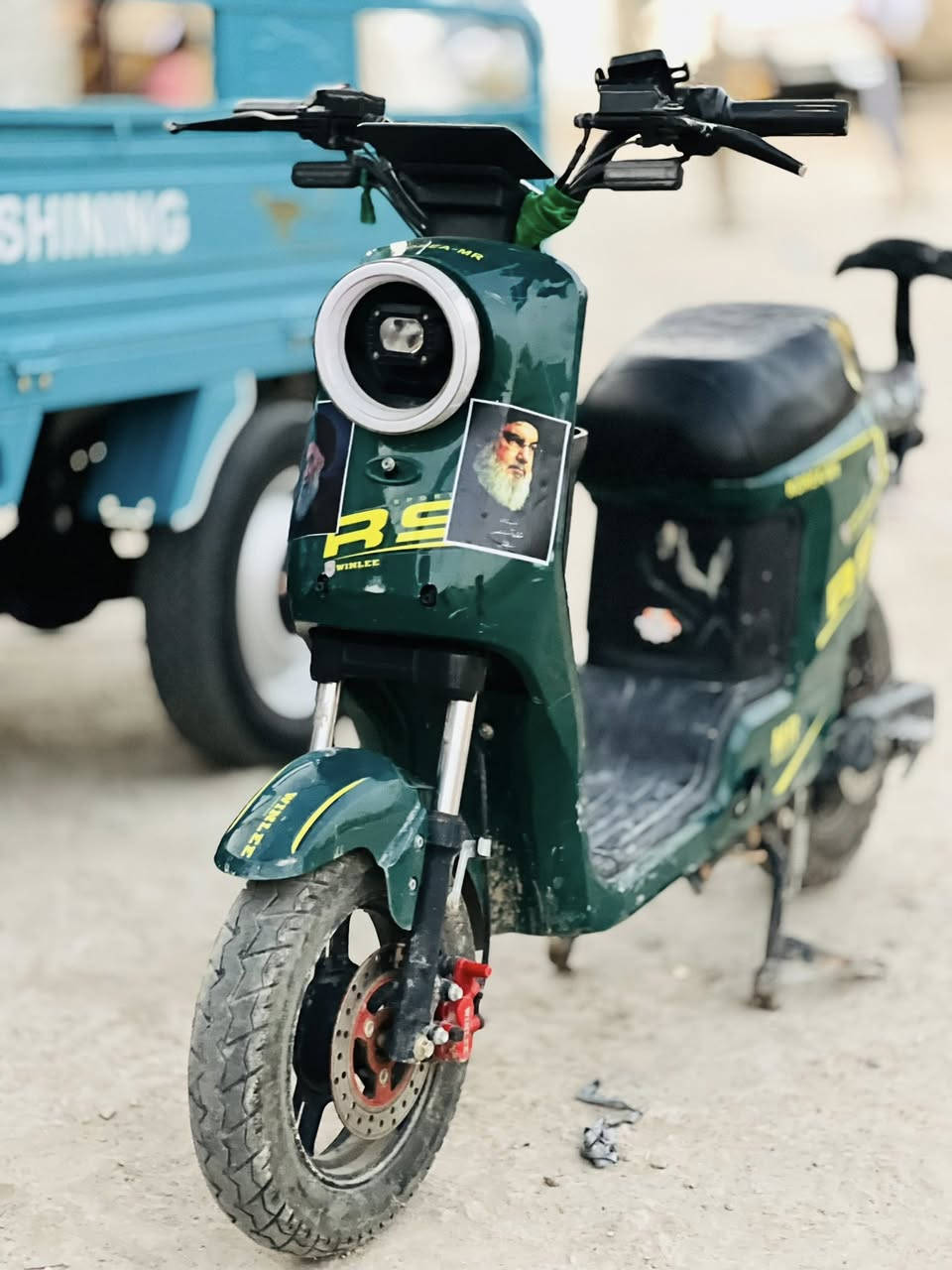 ‏سلام عليكم إخوان دراجة شحن للبيع دراجة جديدة مو تشوفونها بالصورة دراجة جديدة كهربائيات شغالة من طول الطول بطاريات جدد توني شادهم سعر 500 وبها مجال مكان بصره قضاء القرنة  رقم الهاتف *********** ￼￼￼￼￼ ما أبي واتساب ￼ متواجد بالفيس على الشريحة
