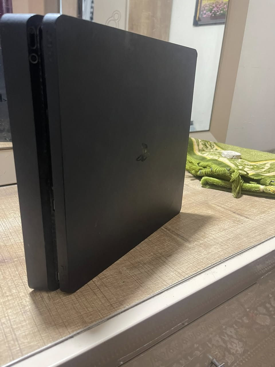 سلام عليكم شباب ps4 slm  واحد تيره لك ستيكر ابد ما مفتوح على وضع الشركه رايده ب 250 هوه و غراضه جوستك واحد و ياه 10 اقراص . و دركسون مال بلي بس يشتغل على كل الاجهزه كلش نضيف و ممستعمل شي قليل ب 50 الف الي مهتم يراسلني خاص او يتصل *********** مكاني بغداد
