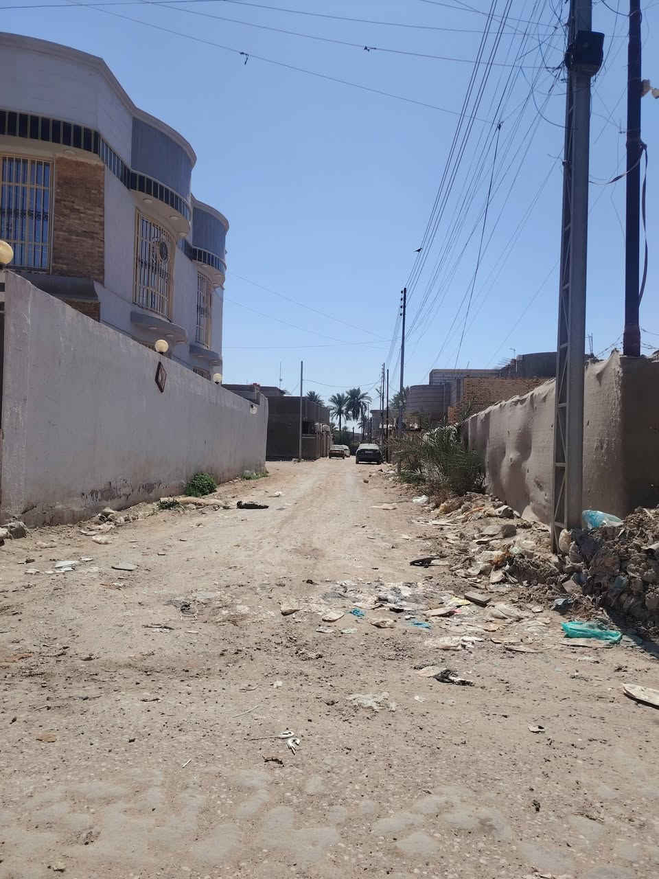 قطعه للبيع ١٠٠ م ابعادها ١٠ واجهه ونزال ١٠ شارع الرئيسي لمدرسه المستقبل تبعد قطعتين عن الشارع العام السعر ٢٥ رقم هاتف ***********
