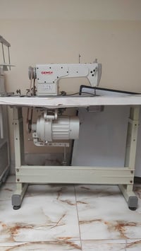 مكينة خياطة • للبيع