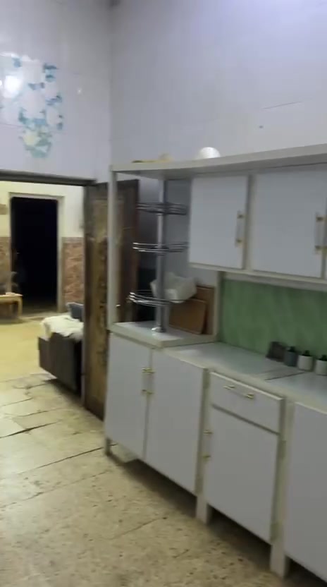 السلام عليكم بيت طابوصرف طابقين ٤غرف صالتين ومطبخ واستقبال وصحيات خارجيه مساحه ١٥٠مترعكاده العنوان حي العسكري بدايه حي الاصدقاء  سنه لبناء ٢٠١١لبيت حرثاني يوم مداورالسعر ٦٨وبي مجال لشراي الاتصال على لرقم *********** لرقم واتساب فقط
