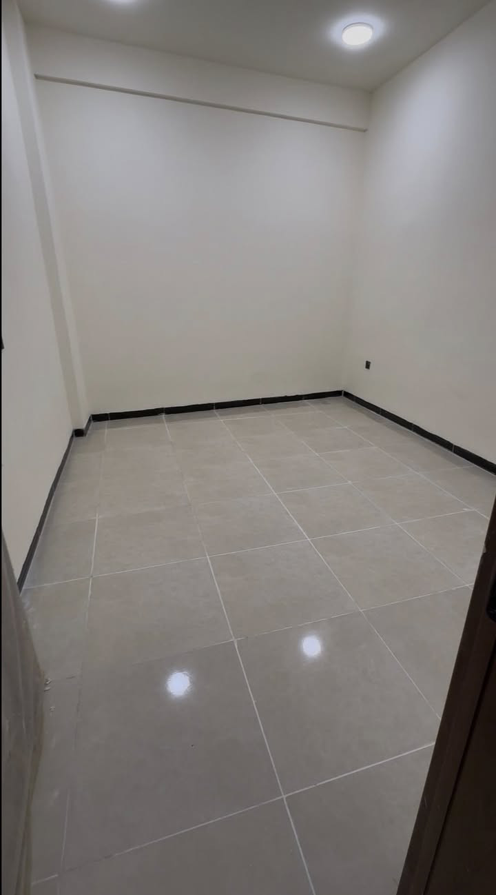 شقة VIP زيرو للإيجار (ارضية)
📍: الاعظمية- شارع عمر (للعوائل فقط )
تحتوي على :
غرف نوم عدد (٢ )
صاله منفصله 
مطبخ مفصول 
خدمات 
منور عدد (٣)
ملاحضة: تحتوي الشقة على (ماطور ماء-سخان - خط مولد)

السعر : ٧٠٠ الف عراقي 
للتواصل والاستفسار اكثر 
📞(***********)📞
