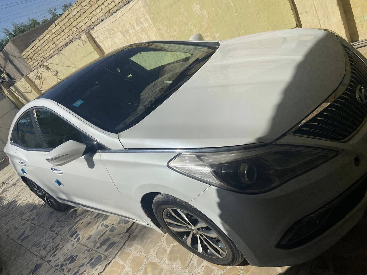 السلام عليكم 
ازيرا خليجي 2015 
رقم بغداد 
محرك 3000 سته سلندر 
حادث باب وجاملغ صفحه السايق 
مكاني  بغداد البلديات 
السعر 100
رقم الهاتف 
***********
