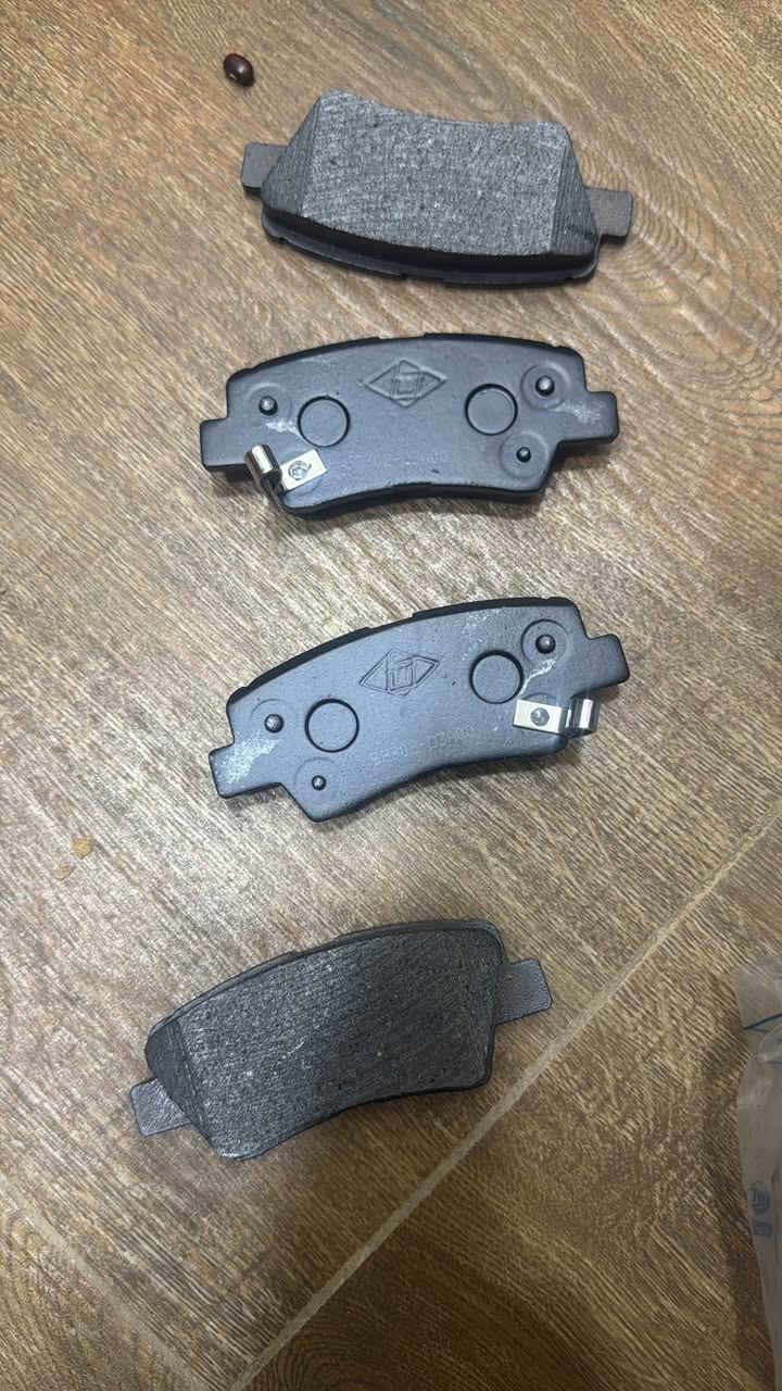 � وسادات وديسكات فرامل IWT الأصلية 🔧
سونتو 2015 -2020
توسان 2016-2020
النترا  2011-2015

اتصل قبل نفاذ الكمية فالكمية محدودة جدا  

قوة توقف دقيقة، أداء ثابت، وسلامة تدوم طويلاً 🚗💨

هل تبحث عن فرامل تمنحك ثقة كاملة على الطريق؟
منتجات IWT BRAKE PAD تم تصميمها بأحدث التقنيات لتمنحك تجربة قيادة آمنة، ناعمة، وصامتة حتى في أقسى الظروف.

⚙️ 
المميزات التقنية والعملية:

✅ أداء كبح قوي ومضمون:
مصنوعة من تركيبة سيراميكية متطورة تمنح احتكاكًا متوازنًا يضمن توقفًا سريعًا دون انزلاق أو صوت مزعج.

✅ مقاومة عالية للحرارة:
تتحمل درجات حرارة مرتفعة تصل إلى أكثر من 500°C بدون فقدان الأداء، مما يجعلها مثالية للسفر الطويل والقيادة على الطرق الحارة.

✅ راحة وسلاسة أثناء القيادة:
بفضل المواد العازلة للاهتزاز، تضمن وسادات IWT كبحًا ناعمًا ومستقرًا بدون أي ارتجاج في المقود أو أصوات صفير.

✅ عمر خدمة أطول:
تدوم أكثر من الوسادات التقليدية بنسبة تصل إلى 40% أطول، مع احتكاك ثابت طوال فترة الاستخدام.

✅ صديقة للبيئة:
مصنوعة من مواد خالية من الأسبستوس والغبار الكثيف، لتحافظ على نظافة الجنوط والبيئة المحيطة.

✅ تصميم دقيق ومتطابق مع القطع الأصلية (OEM Fit):
مطابقة تمامًا للمواصفات الأصلية لسيارتك، ما يجعل التركيب سهلًا وآمنًا دون الحاجة لتعديلات إضافية

للتواصل الاتصال بالرقم *********** او *********** يتوفر واتس اب في كلا الرقمين 
يتوفر خدمة توصيل لكافة المحافظات
