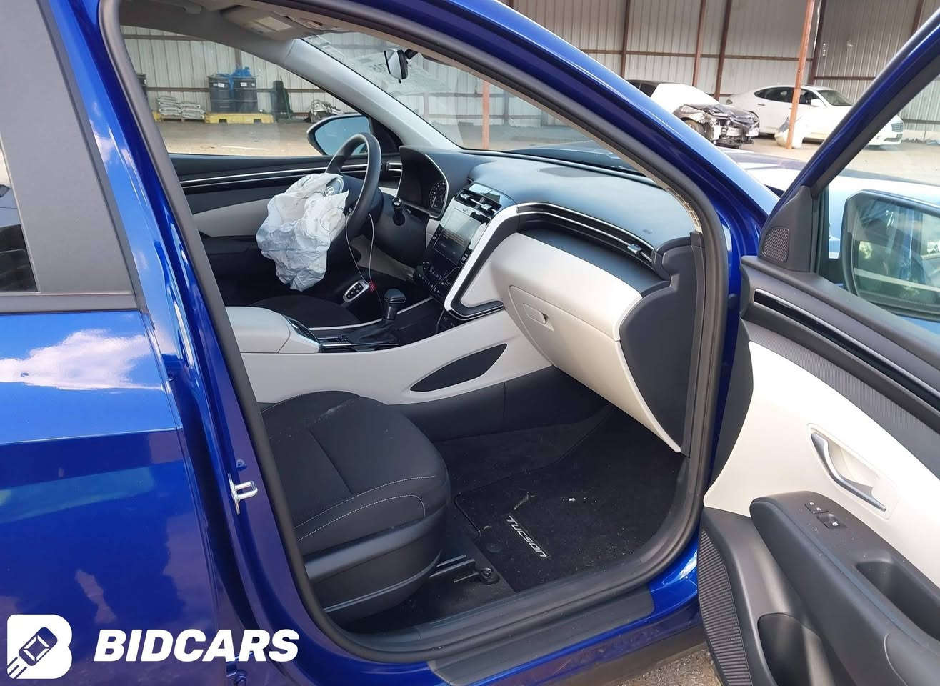 سلام عليكم توكسان موديل 24 
فول السيارة 
بصمة

رادارت 360 
شاشة جبيرة 
كشنات جلد 
تدفه كشنات 
كراسي كهرباء 
رادارت 360
اوتو هولد 
تشغيل عن بعد 
جنطة كهرباء 

السيارة بعد بيها مواصفات بل عافية على الياخذها 
مكان السيارة  مدينة الصدر 
195 وبيها مجال بسيط
***********
