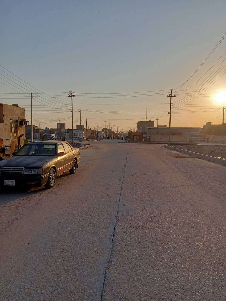 سلام عليكم بيت ١٠٠م امامي ثلاث طوابق بل ٣٠٠٠ على شارع سايدين رئيسي اسكان لصناعي ثالث بيت حديث صب كونكريت ٦غرف هاذا رقمي ***********
