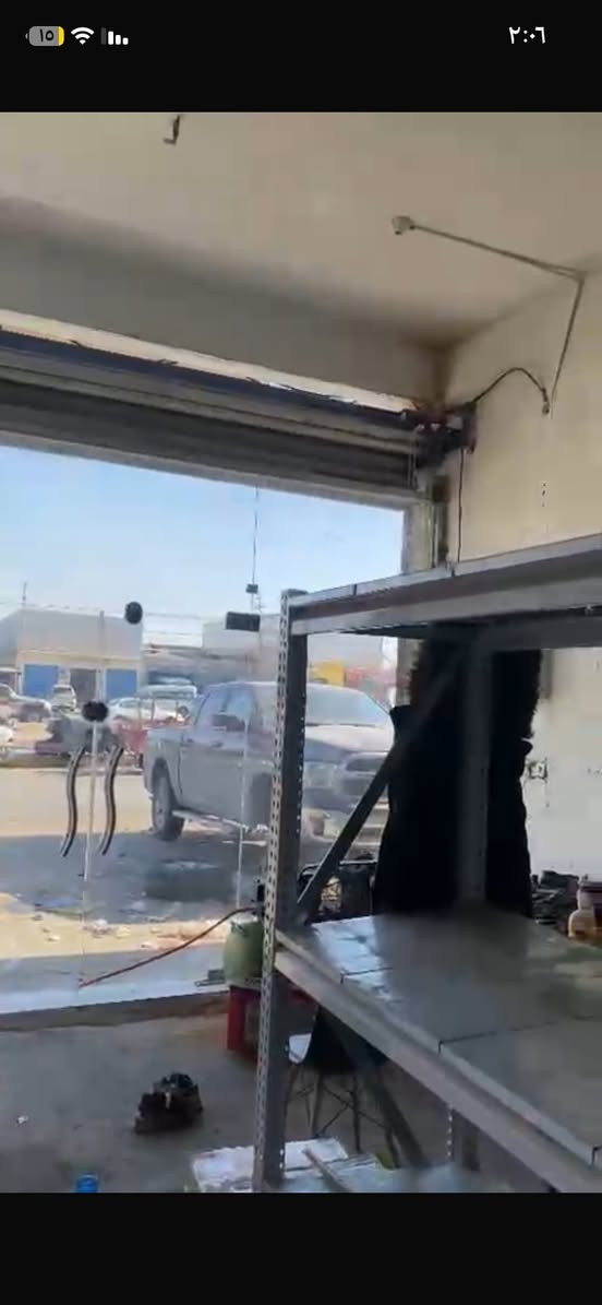 بصره حمدان
السلام عليكم المحل  للبيع يتواجد بباب الصناعيه  الجديده كلش بالمدخل مساحته خمسين متر مربع  يحتوي باب كهربائي  يعني بلسويج تقفل تفتح ترفع الباب تنزله للباب  زجاج باب ثاني تبريد جدرانه مصبوغه ابيض كهربائياته جاهزه والنثر من جوه جاهز يعني تعال واكعد  التواصل على الواتس ***********
