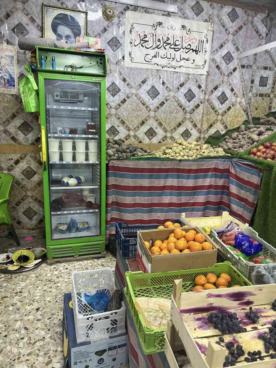 محل مخضر جاهز للبيع يحتوي على رفوف كامل +جام وميوزه داخل وخارج بالاضافه الى براد وسبلت ٥طن واناره كامه المكان شارع ام وليد مقابل معهد النور قرب مطعم المهندس سبب البيع لعدم التفرغ 
للاستفسار الاتصال ***********
