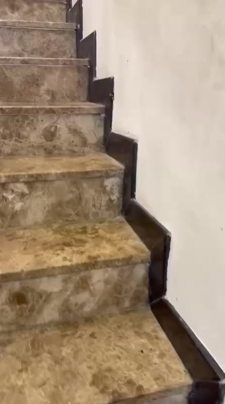 السلام عليكم بيت للبيع مساحه ١٥٠ متر 
نزلت الجسربناء جديد السعر٤٥٠ وبي مجال للشراي للستفسار ***********
