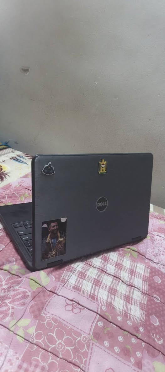 Dell Chromebook 11(موديل 3100 )لقابل  360 درجة). هذه السلسلة مصممة خصيصاً للطلاب وللأعمال المكتبية الخفيفة التي تعتمد على الإنترنت.

​إليك المواصفات العامة 
​1. نظام التشغيل (OS)
​ChromeOS: الجهاز لا يعمل بنظام ويندوز، بل بنظام جوجل "كروم". هو سريع جداً في تصفح الإنترنت، استخدام تطبيقات Google Docs، وفتح برامج الأندرويد من متجر Play Store.
​2. الأداء (المعالج والذاكرة)
​المعالج: عادة يأتي بمعالج Intel Celeron (مثل N4000 أو N4020). هو معالج اقتصادي موفر للطاقة، ممتاز للمهام الدراسية والبحثية.
​الرام (RAM): غالباً 4 جيجابايت (وقد تجد نسخاً بـ 8 جيجابايت).
​التخزين: يعتمد على ذاكرة eMMC سريعة بسعة 32 جيجابايت أو 64 جيجابايت. الاعتماد الأساسي في هذه الأجهزة يكون على التخزين السحابي (Google Drive).
​3. الشاشة والتصميم
​الحجم: 11.6 إنش.
​النوع: من الصور يظهر أنه من فئة "2-in-1"، أي أن الشاشة تدعم اللمس ويمكن طيها بالكامل لتتحول إلى جهاز لوحي (Tablet).
​المتانة: هذا الموديل معروف بصلابته ومقاومته للسقوط والصدمات البسيطة.
​4. البطارية والمنافذ
​البطارية: قوية جداً وتدوم عادة من 10 إلى 12 ساعة عمل متواصل.
​المنافذ: يحتوي على منافذ USB-C للشحن ونقل البيانات، ومنافذ USB عادية، ومنفذ للسماعات.
​هل يصلح لاستخدامك؟
​مناسب جداً لـ: كتابة البحوث، إدارة صفحات الفيسبوك، استخدام حزمة جوجل المكتبية، ومشاهدة المحتوى.
​غير مناسب لـ: الألعاب الثقيلة أو برامج المونتاج والتصميم الاحترافيه).


**إذا كنت صاحب هذا الإعلان وتريد حذفه لأي سبب، رجاءا أرسل رسالة إلى الدعم الفني**