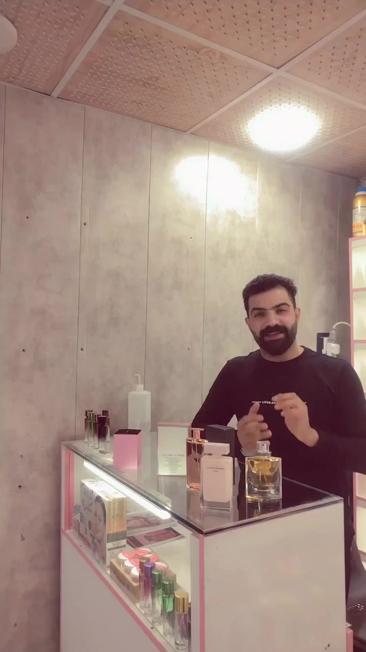 بمناسبة عيد الفطر المبارك 🌙✨
عروض خاصة من كوزمتك القمّة على العطور الماركة ذات الفوحان والثبات.
🔸 قبل: القطعة بـ 20 ألف
🔸 الآن العرض: قطعتين بـ 25 ألف فقط 😍
فرصة ما تتعوض… سارعوا بالحجز قبل نفاد الكمية 
أو زورونا في كوزمتك القمّة📍 الصويرة – حي المعلمين شارع أسواق علي صخي مجاور مهند العبدلي الأحذية والحقائب. 
🚚 يوجد توصيل داخل الصويرة 📞 للحجز والاستفسار: ***********
 ونخدمكم بكل حب 🤍
