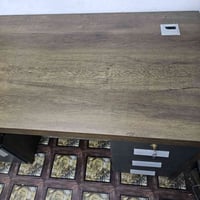 ميز مكتبي نضيف جدا  طول 140cm مكان _بغداد منصور  07724546966 لا يوجد ت...