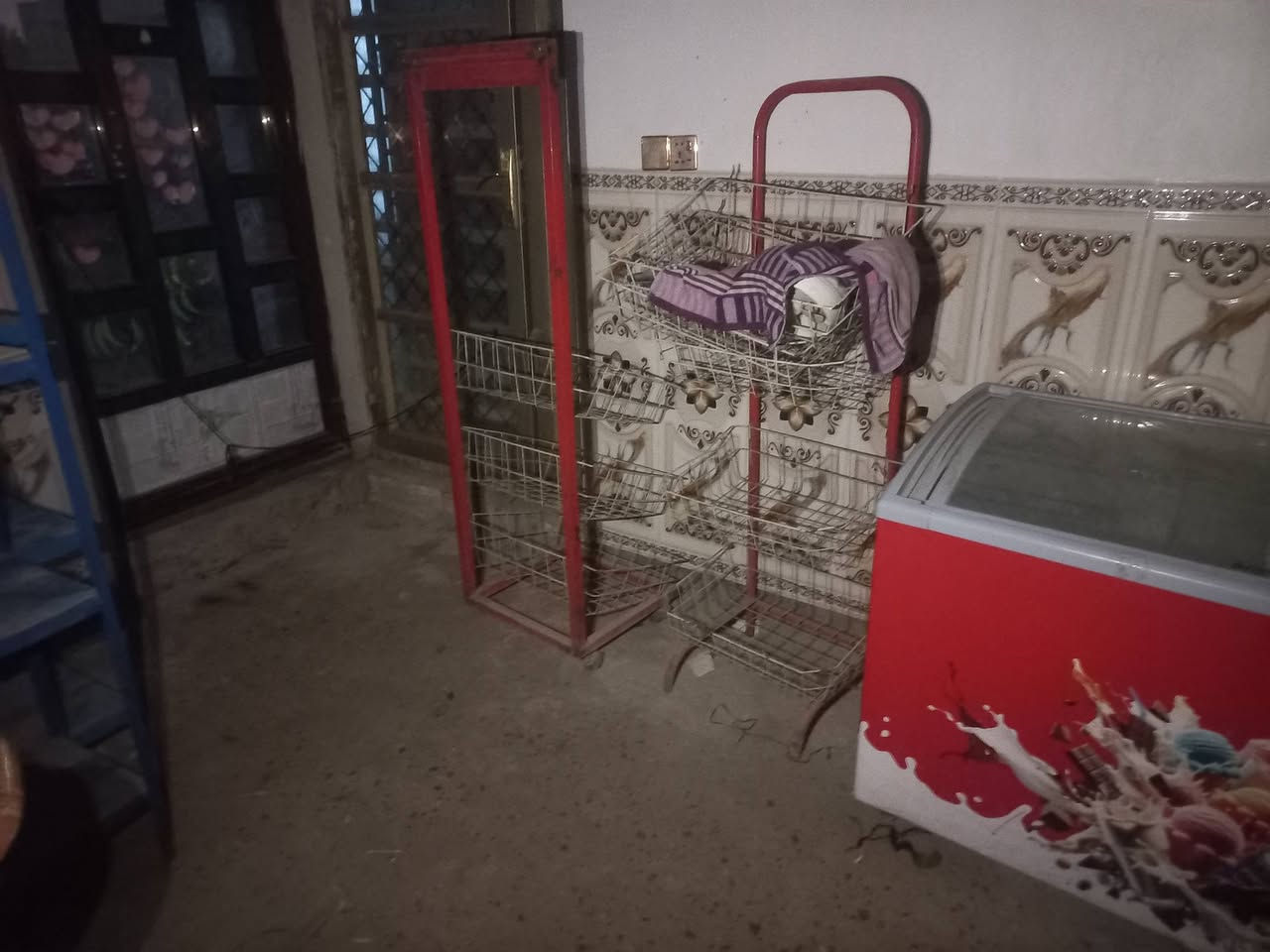 سلام عليكم غراض اسواق للبيع مجمده وعارضه ورفوف ثنين وميز وميزان المكان الغزاليه ابيع شلع السعر 1200 وبيهن مجال بصيط***********
