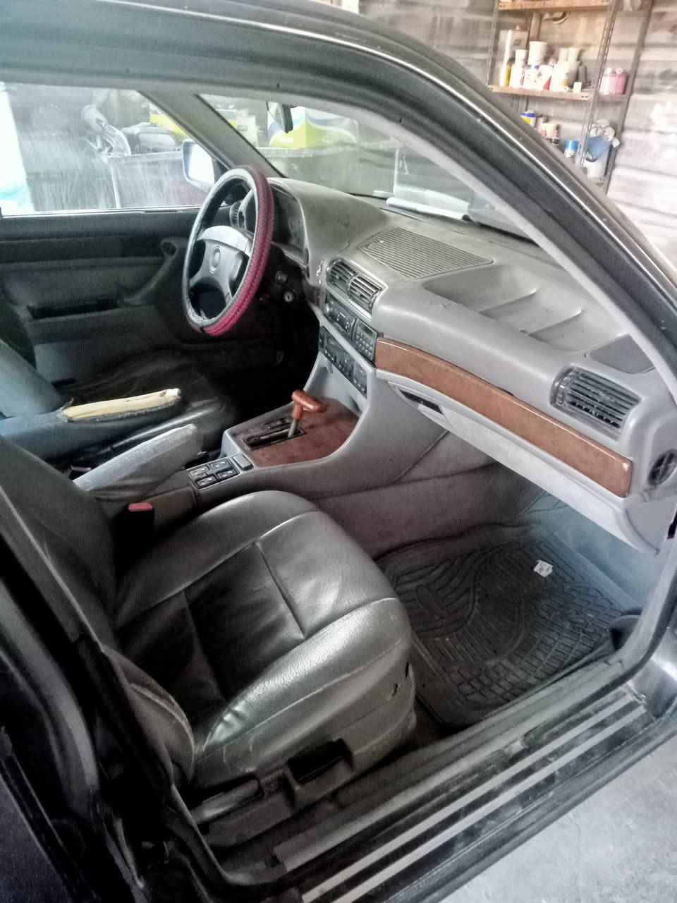 السلام عليكم للبيع BMW رقم انبار دولي سيارة جاهزة شوية ترتيبات يرادلها محرك وكير وصدر خلفي امامي كله جديد غرفتها حلوة كهربائيات كلها شغالة عدا السلايت السعر 40 وبيها مجال مكان السيارة الفلوجة 
***********
