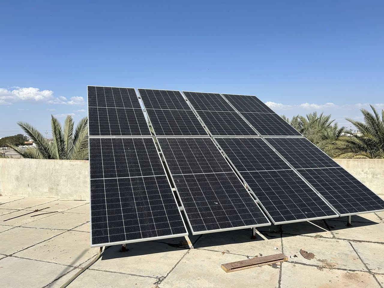 ☀️🔋 عمل جديد في مجال الطاقة الشمسية

تم بحمد الله إكمال نصب منظومة طاقة شمسية في خانقين – قرية دارا لتوفير طاقة مستقرة والتخلص من مشاكل انقطاع الكهرباء.

🔹 مكونات المنظومة:
▪️ 8 ألواح شمسية ماركة LONGi عالية الكفاءة
▪️ انفيرتر Deye بقدرة 6 كيلو واط
▪️ بطارية ليثيوم سعة 16.6 كيلو واط ماركة SVOLT

⚡ قدرة التشغيل التقريبية:
▪️ تشغيل أحمال بحدود 16 أمبير نهاراً مع توفر أشعة الشمس
▪️ تشغيل أحمال بحدود 12 أمبير ليلاً لمدة 4 ساعات اعتماداً على البطارية

✅ منظومة قوية وعملية لتشغيل الأجهزة المنزلية وتقليل الاعتماد على الكهرباء الوطنية والمولدات.

📍 العنوان: خانقين
📞 للاستفسار والحجز:
***********
***********
