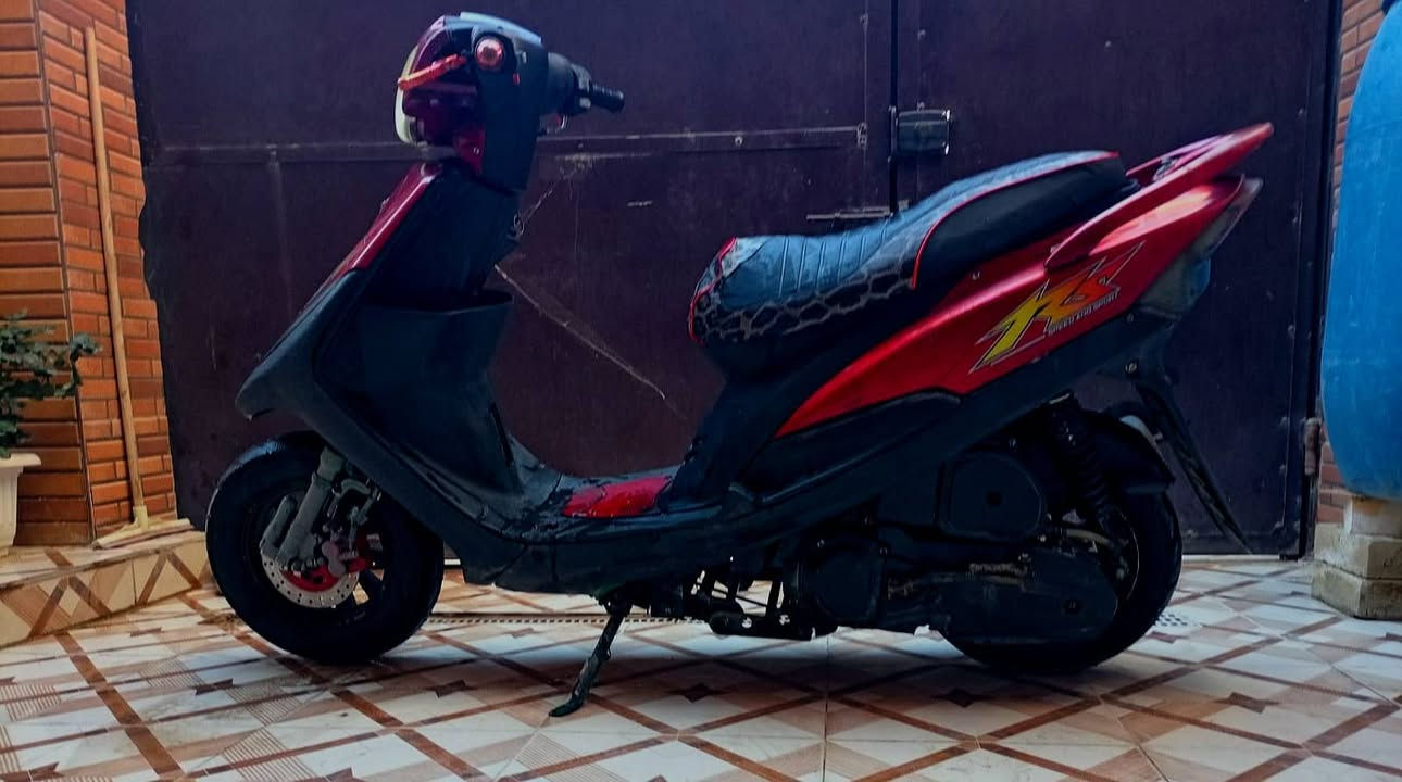 سلام عليكم دراجه ماكس عدله ياباني للبيع.
 شغاله سلف هندر باي وقت. 
مزوده بوشه 55بلادي. شلعه ومعدل يخبلان. كهربائيات كلها شغاله  
وياله رياضي اصلي 
يدات  سكليتر  رياضي. 
شيال رياضي 
بك لايت رماش رياضي سبع الوان .كلوبات رماش امامي سبع الوان 
صالنصه بلادي الاصليه. 
كلج امامي رياضي وكلجات خلفي هم. 
دبلات امامي خلفي رياضي
سبايدر رياضي. قبق عنبار رياضي. 
تايرات جيلاتين جدد مبدلهن 
السعر: 375وبيها مجال.(متوازي على بيعتها) 
مكان: كربلاء البوبيات. 
الرقم: ***********.وبي ويتساب
