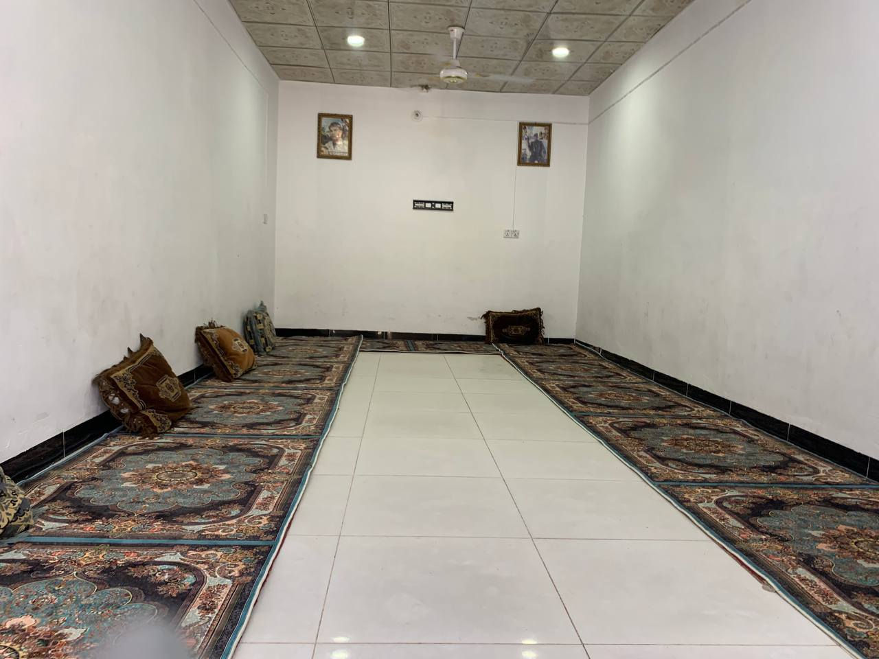 مرخصه الادمن بيت للبيع ٢٥٠م مسلح طابوق ٤غرف صاله هول مطبخ وستقبال كراج صحيات خارجيه حديقه بالبدايه ثاني فرع قطاع ١٢ حي العسكري خدمات متكامله سعر ١٧٥ وبي مجال للتصال ***********
