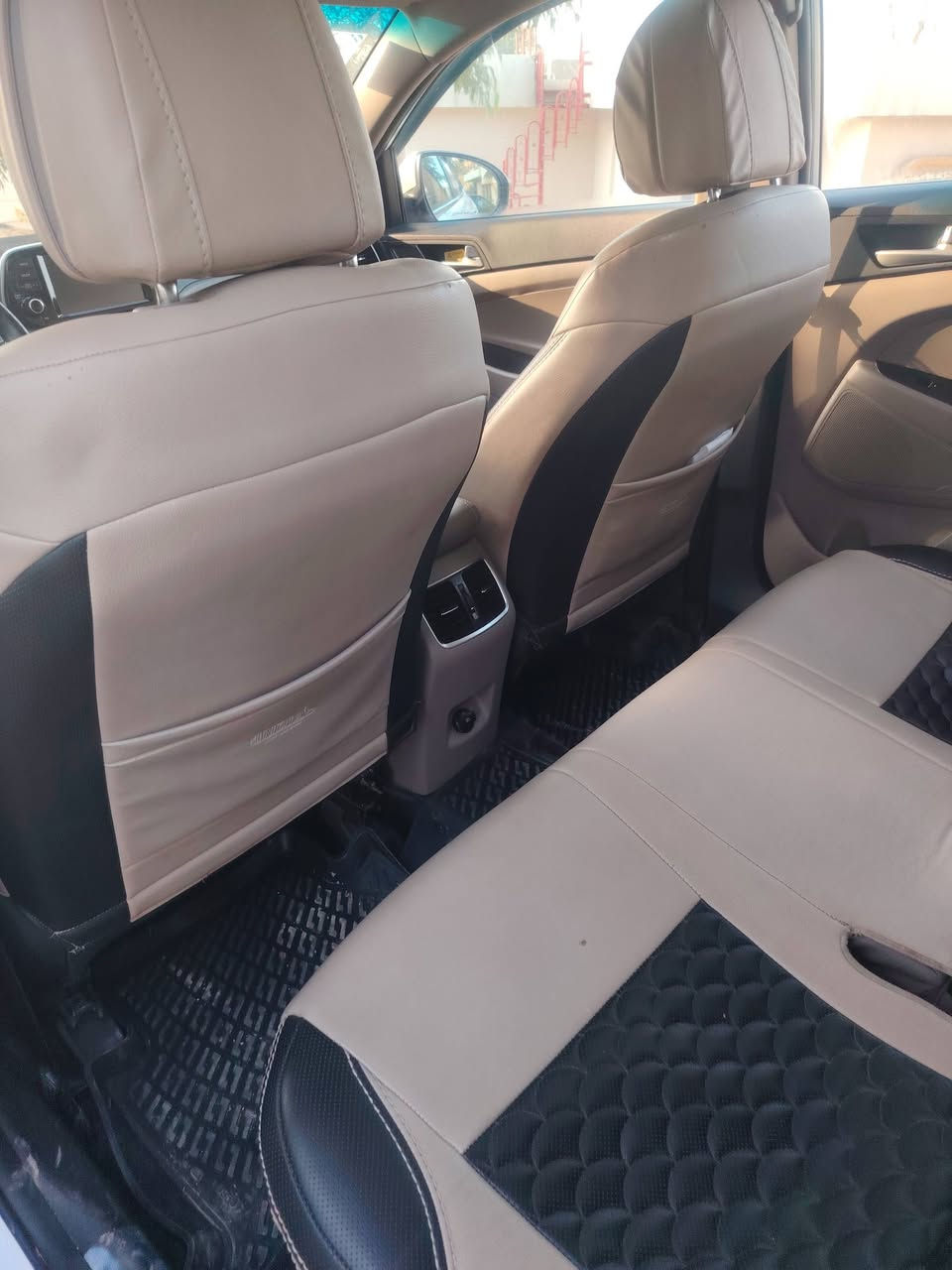 توكسن 2020
تاكية  و مصبوغة عااام....
بدون دواخل بدون ايرباك
اريل زعنفة.. حساسات امامية خلفية.. كشنات الاماميات ثنينهم كهرب... شحن لاسلكي... ترحيب الابواب... تشغيل عن بعد..ماشية 94 الف قابلة للزيادة 
السعر و باقي التفاصيل على الاتصال 
***********
***********
