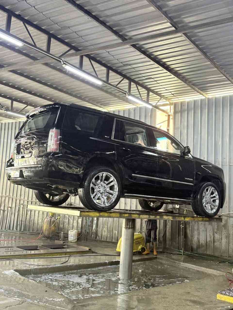 السلام عليكم جمسي موديل 2017. رقم بغداد بأسمي وارد امريكي ولكن من دون حادث حجم المحرك 5.300 V8.  محرك وكير وحداديه وتبريد وتدفئة ومنضومة ماء ومنضومة بانزين كلها جديده يعني ادامه جديده على ايدي حتى الباتري بدلته لان جناي موصفات السياره فول من كلشي اي شي بالك من مواصفات تلكا بيها من كشنات جلد تبريد تدفئه كهرباء كل الكشنات الخلفيات منفصل ملكي شاشه خلفيه فتحة سقف خزن ميموري للكشنات وللمرايات وللستيرن رادار تحديد مسار تدفئ ستيرن مانع تصادم توقف ثاتي مري شفط كل الابواب بصمة وياها بصمتين اشاير بالمري معى رادار تنبيه ⚠️. ثلاث قطع تبريد جامات اوتو كل المواصفات تلكاها بيها ويل نيكل سياره نصبتها حلوه وبالخير عل ياخذها مامتعوبه. صور حادثها موجوده بالمنشور بيها بالعراق جاملغ خلف سائق بي صبغ نصه تقريباً والباب مفتوح وراجعين شادي بدون لاصبغ ولاضربه يعني قطعه وحده بيها والباب مفتوح ومشدود بيها رصعات خفيفه مال الشارع شخط بالجاملغ خفيف حتى مامبين   أسف على الاطاله *********** مكاني بغداد حي القاهره السعر ب 325.
