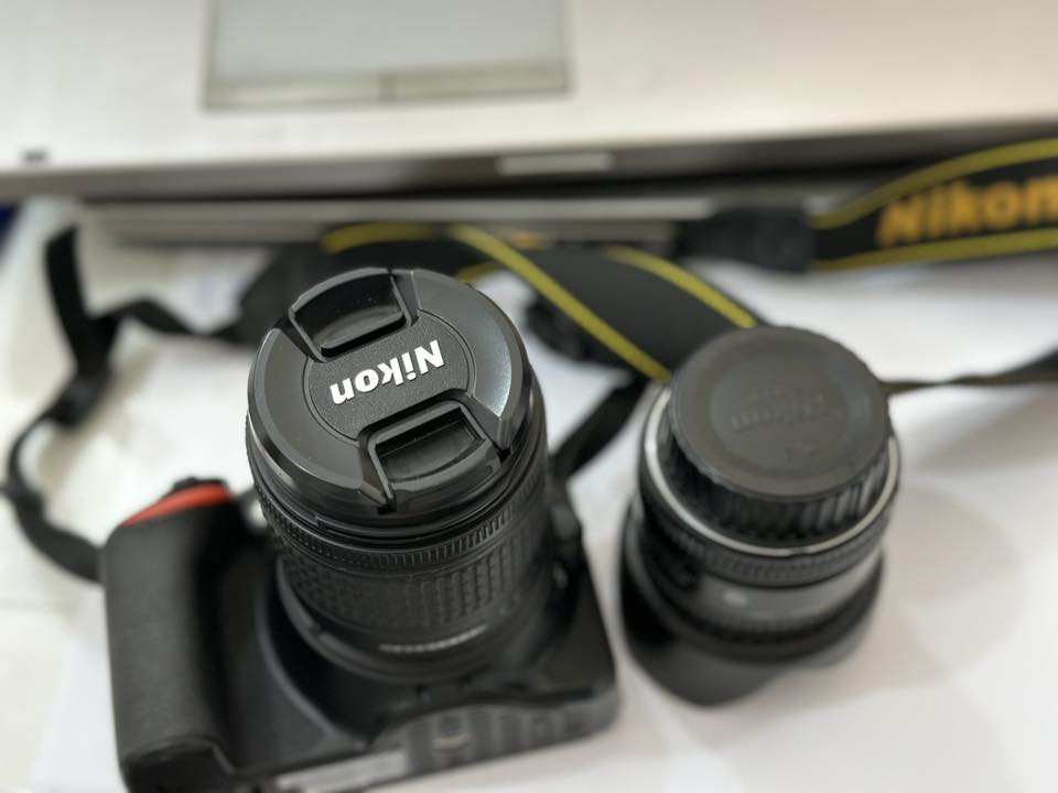 كامرة نيكون مامستخدم شي قليل للبيع النضافة فول وياه زوم عازل وزوم ثاني وجنطة مزودة بمانع صدمات. السعر ٥٥٠الف التواصل الاتصال ع الرقم ***********
