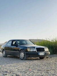 عندي مارسيدس دب ٣٠٠ موديل ٩١  رقم بغداد محرك بطة ٣٠٠٠ تبريد وفتحة وشغا...