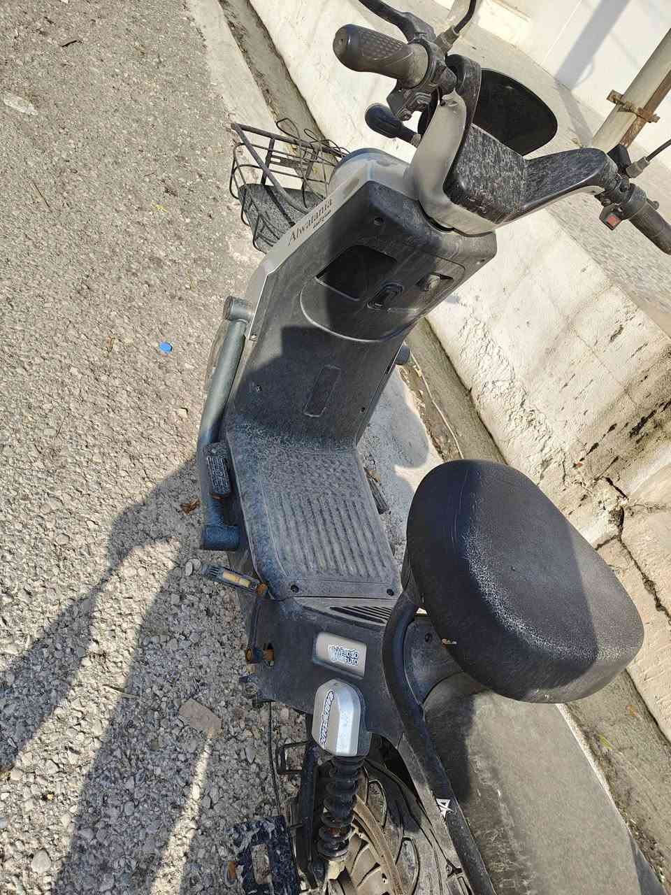 دراجات ثنين يشابهون واحد لازملو تبديل بطاريات فقط  ولثاني شغال بس بي مشكلة صغيرة انو يفصل ويشتغل مرات انت ودتمشي سعرهم 200 للواحد وبي مجال بسيط تواصل خاص او واتساب ***********
