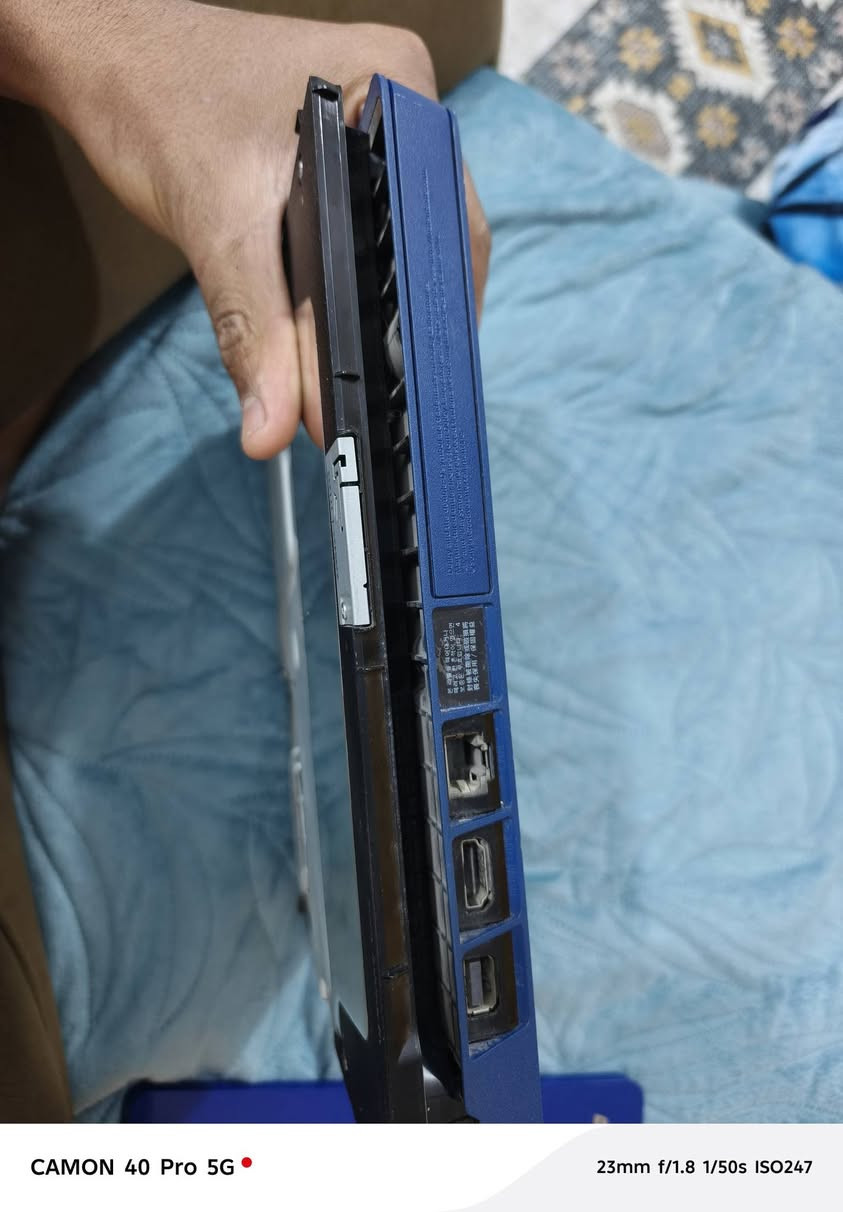 السلام عليكم بلي  ps4  
اسلم اونلاين نظام 13.4
ذاكرة  1 تيرا 
ويا قرص Gta 5 
جوستيكات 2  وثنينهن اصليات  وحدة شغاله والثانية 
بيها خلل كلش بسيط
سعرة 250  وبي مجال قليل 
مكاني البلديات
***********
