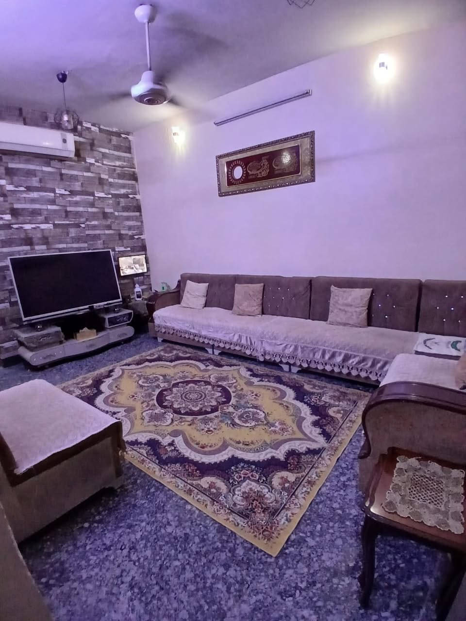 السلام عليكم
بيت ركن للبيع مساحة ١٠٠ متر مربع  المكان ام الكبر قرب جامع الفردوس مقابيل مركز الشرطة الجديد قريب جدا على الشارع العام 

تفاصيل البيت / الطابق الاول كراج- استقبال - حولي - مطبخ مستقل - غرفتين نوم بالطابق الارضي - حمام داخلي وصحيات خارجية 

الطابق الثاني / حولي - حمام - غرفة نوم كبيرة على عرض الغرفتين - سطح يرهم لبناء غرفتين 

ملاحظة  البيت يصلح ان يكون مشتملات عدد اثنين 

***********

واتساب متوفر
