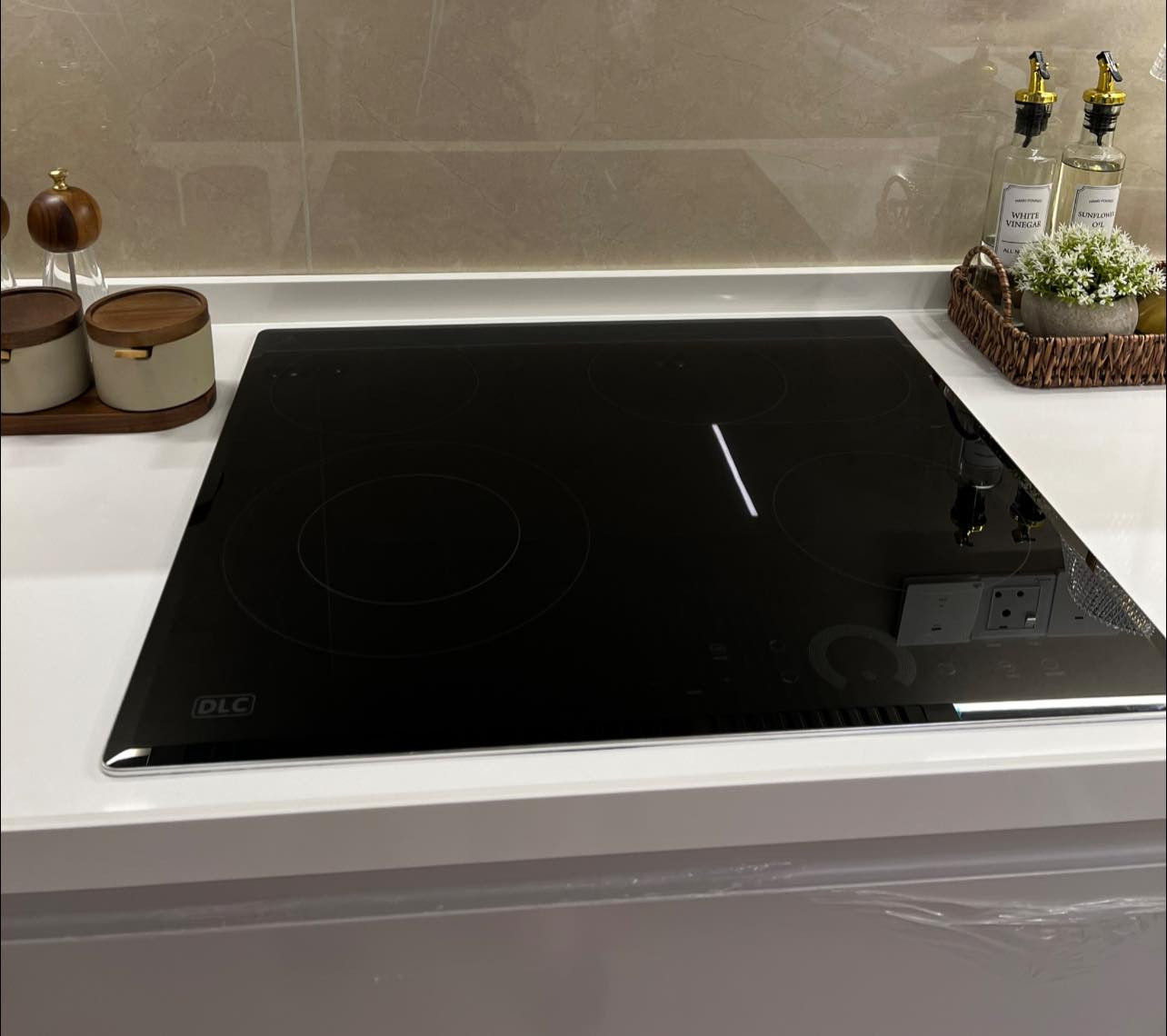 طباخ كهربائي ماركة DLC احدث اصدار 4 مشاعل تحكم لمس و سطح زجاجي كامل ضد الخدوش سهل التنظيف بعده جديد غير مستعمل اريده ب 200 الف وبي مجال بسيط

***********
