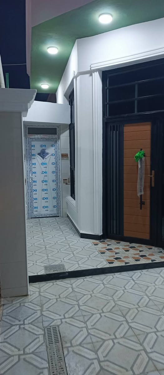 السلام عليكم دار للبيع المساحه 200
طابو زراعي سند 25 بناء حديث 2026 الطابق الاول 
يتكون من غرفتين نوم صاله ومطبخ وكلدور وصحيات 
 وكراج سياره 7 في 5 
الطابق الثاني غرفتين نوم ومجمع صحيات  المكان 
حله ورديه داخل قرب الامام سيد موسى  ثاني بيت 
عن التبليط الشارع عرضه 7متر  السعر 130 للاستفسار 
***********
