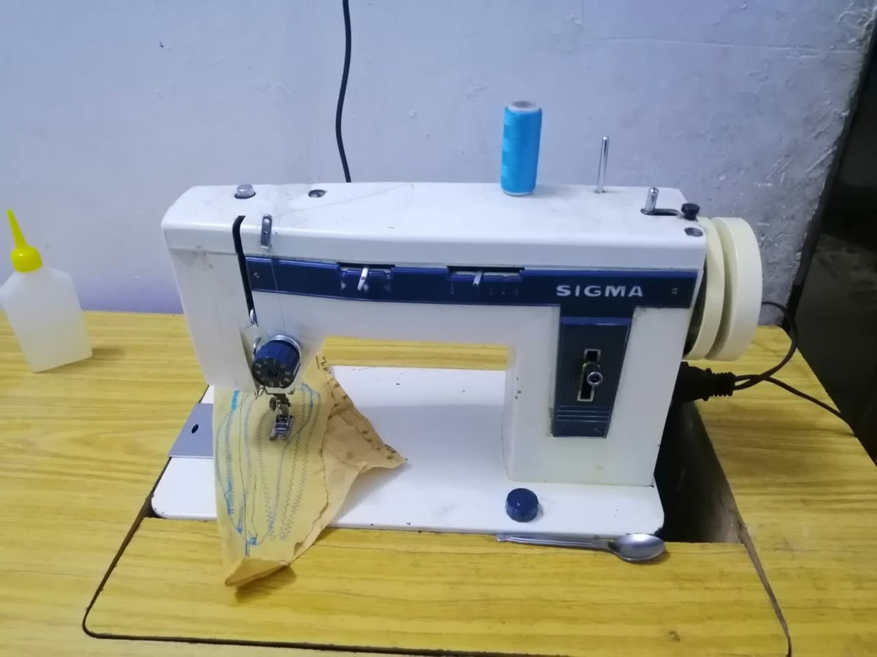 مكينة خياطة ام الزكزاك تخيط عادي وزكزاك كاملة مكينة وماطور ودواسة وميز السعر ٧٥ قفل المكان نجف حي ميسان ***********
