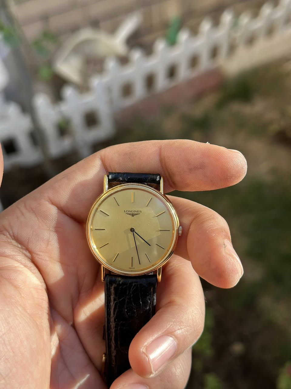 السلام عليكم 
#مزاد لاعلى سعر

:
 • الماركة: Longines
 • المنشأ: Swiss Made (سويسري)
 • رقم المرجع (Reference): L4.637.2
 • الرقم التسلسلي: 27508581
 • الخلفية:Stainless Steel Back(غطاء خلفي ستانلس ستيل)
 • الحالة: كلاسيكية قشطة (Ultra Slim Style)
 • الميناء: ذهبي/شامبين سادة مع مؤشرات عصوية ذهبية
 • العقارب: سوداء رفيعة (ستايل كلاسيكي)
 • الحزام: جلد / غير مستبدل
 • الهيكل: مطلي بلون ذهبي (Gold Plated )
⸻
 الساعة  #للبيع - لاعلى مبلغ -
اصحاب الخبرة يعرفون قيمتة
⸻


**إذا كنت صاحب هذا الإعلان وتريد حذفه لأي سبب، رجاءا أرسل رسالة إلى الدعم الفني**