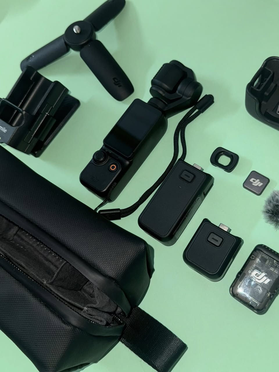 للبيع DJI Osmo Pocket 3 Creator Combo

استخدام قليل جداً  جداً جداً جداً وحالة ممتازة جداً بدون اي شخص واحد . 
نسبة النظافة 100% 

محتوياتها : 
‏Osmo Pocket 3 × 1
‏DJI Mic 2 Transmitter (Shadow Black) × 1
‏DJI Mic 2 Windscreen × 1
‏DJI Mic 2 Clip Magnet × 1
‏Osmo Pocket 3 Battery Handle × 1
‏Osmo Mini Tripod × 1
‏Osmo Pocket 3 Wide-Angle Lens × 1
‏Osmo Pocket 3 Carrying Bag × 1
‏Type-C to Type-C PD Cable × 1
‏Osmo Pocket 3 Protective Cover × 1
‏DJI Wrist Strap × 1
‏Handle With 1/4" Thread × 1
هذه جميع محتويات صندوق الكامرة فقط 

مع مجموعة فلاتر Telesin (ND16, ND64, ND256, CPL وغيرها) وكلها غير مستخدمة ابداً جديدة . 

حامل مغناطيسي للكامرة 

قطعة النظر في الشمس يعني قطعة تكدر تخليك تشوف الشاشة بالشمس 

جميع الملحقات تعمل بدون أي مشاكل.

مناسبة للفلوگات وصناعة المحتوى والتصوير الاحترافي وتكدر تشوف فديوهات عليها باليوتيوب 

للملاحظة
 ((سعر الكامرة مع محتويات الكامرة 680 الف ))
(( سعر الفلاتر وحدها 60 الف ))
(( سعر المغناطيس الحامل للكامرة 15 الف ))
(( سعر غطاء الكامرة 5000 فقط ))
((((( تخفيض في حال شراء المجموعة كاملة يصير السعر 740 الف فقط بدلاً من 760  الف ))))))))

للمعلومة سعر الكامرة الجديدة في السوق 815 يعني اني منطيك كل هل منتجات وبسعر 760 فقط !!! 

المعاينة والفحص قبل الشراء.

للتواصل
خاص او على الرقم ***********

