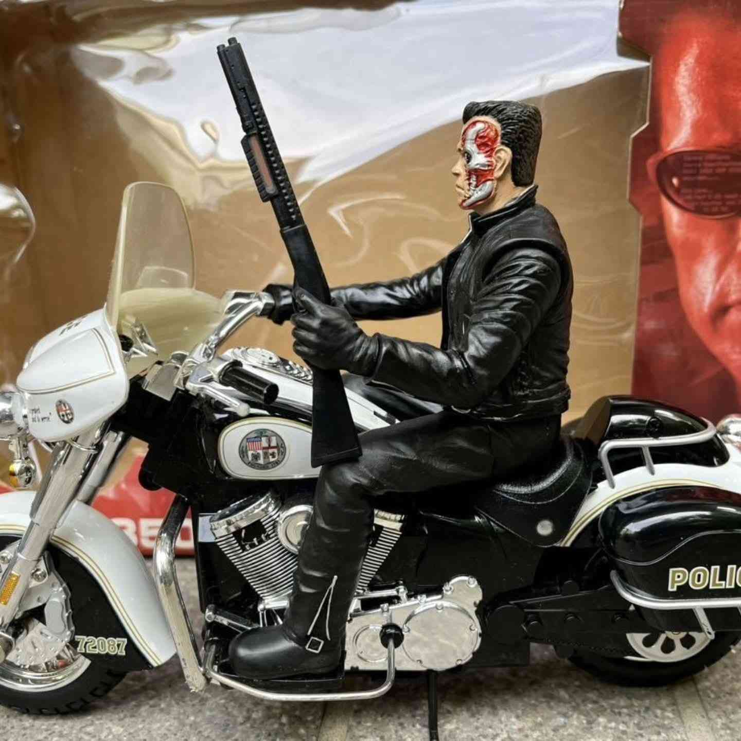 🤖🔥 لعشاق التحف السينمائية والقطع النادرة 🔥🤖

TERMINATOR 3 – T-850 & Police Bike (R/C) – مقياس 1/10
مو مجرد مجسم… هاي قطعة عرض + لعبة تحكم حقيقية بالريمونت! 🎮

✔ دراجة شرطة قابلة للحركة بواسطة الريمونت (Radio Control 27MHz)
✔ شخصية T-850 بتفاصيل واقعية جداً من الفيلم
✔ أجزاء كروم ولمعة احترافية نفس الدراجة الأصلية
✔ إكسسوارات الأسلحة الصغيرة (Small Arms)
✔ مناسبة للعرض داخل العلبة أو خارجها
✔ إصدار قديم 2003 – قطعة كوليكشن ترتفع قيمتها مع الوقت

📦 الحالة: ممتازة جداً
الكرتون موجود (بيه آثار خزن خفيفة فقط)
القطعة نفسها نظيفة وجاهزة للعرض أو الاستخدام

🎯 تصلح لـ:
– هواة التجميع
– محلات الديكور والألعاب
– هدية فخمة ومختلفة
– عشاق Terminator

📩  للحجز راسل خاص او ***********
https://www.instagram.com/iraqiretroshop?igsh=OXp3czFkYXBmOWhq
