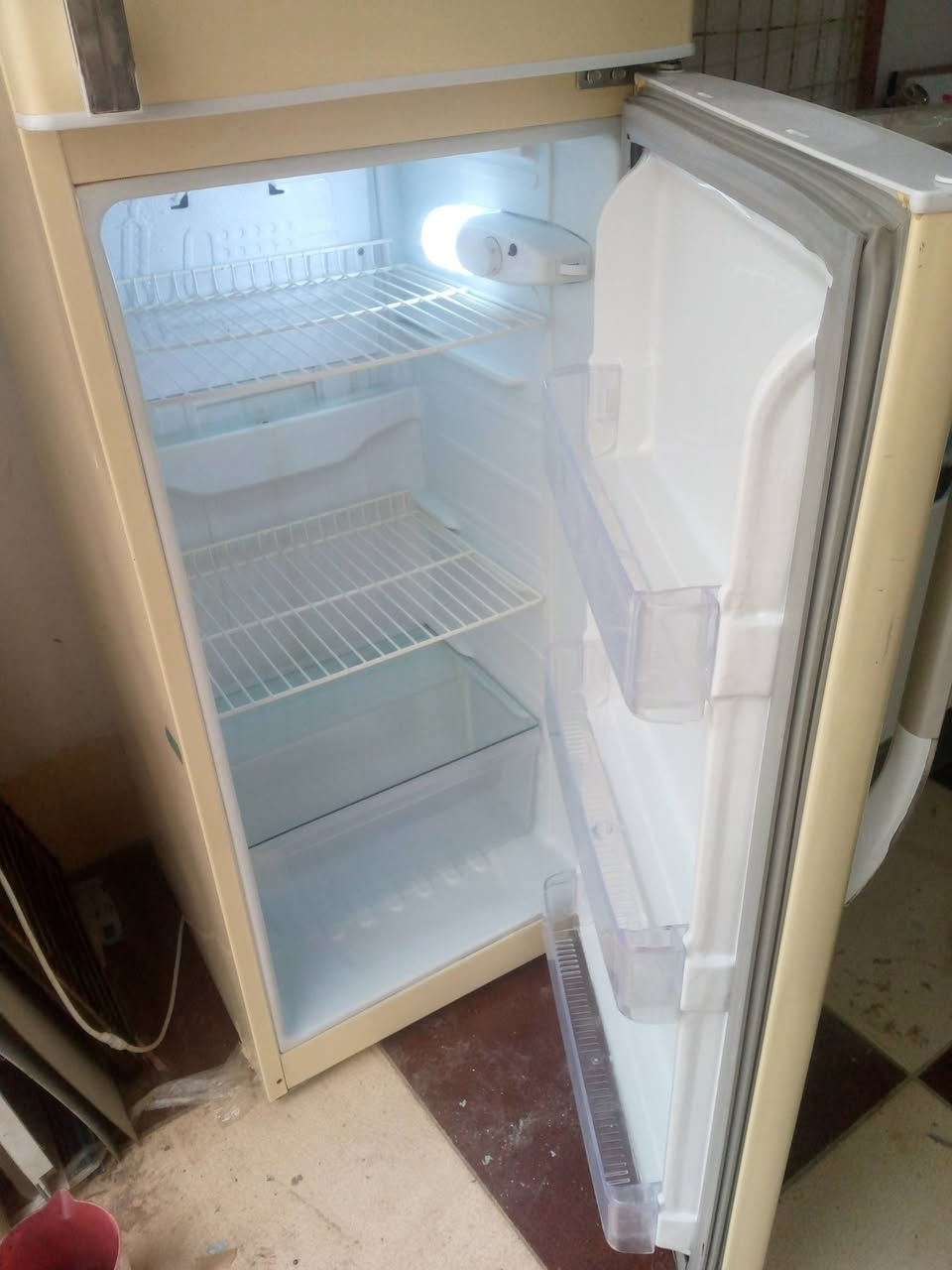 ثلاجه أخو الجديد للبيع تجميد بالشرط سعرها ١٤٠وبيها مجال مكان فيلق للاتصال ***********
