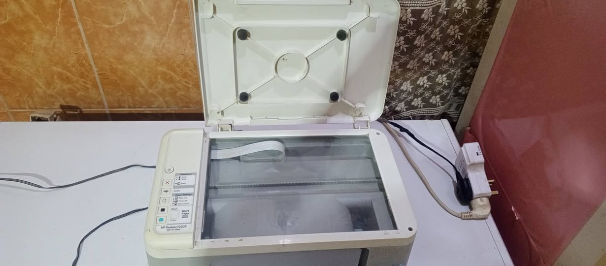 سلام عليكم . طابعه نوع (hp)  مستخدمه وهاي نضافتها.  بيها كسر بالباب مال فتح واغلاق فقط ومايئثر الكسر    هيه ومحولتها كامله . سعر مناسب تفيدك اتفضل خاص او اتصال ***********

