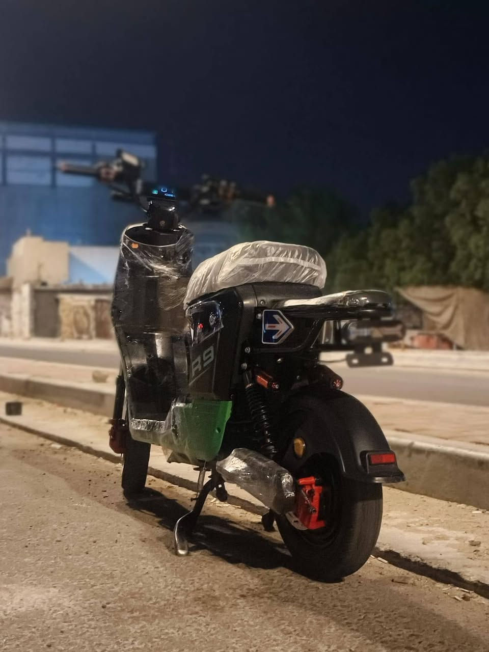 دراجه مكفولا البيع R9 الموديل 2025 البطاريات5جدد سرعه 77سعرخاص بس واتساب رقم***********  المكان بصره الحيانيه
