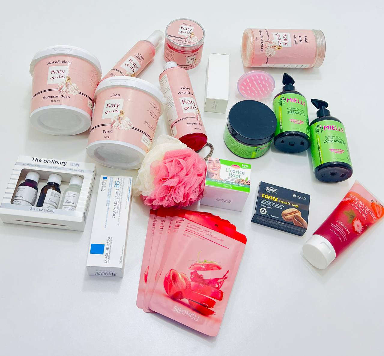 ​🌸 بكج "العروسة" المتكامل (23 قطعة) أورجنال 🌸
تردين جسم ناعم، وجه صافي، وشعر مسمسم؟ هذا العرض صممنا الج خصيصاً! ✨
​تعبتي من كثرة المنتجات وما تعرفين شنو تختارين؟ جمعنالچ أقوى الماركات العالمية (The Ordinary, Mielle, La Roche-Posay) بكج واحد يغنيچ عن كلشي! 🧴🔥

​🧖‍♀️ عناية البشرة (الوجه الصافي):
​كريم Cicaplast Baume B5: المنقذ للبشرة، يرمم الحاجز الواقي، يعالج الاحمرار والتهيج.
​ثلاثية ذا أوردنري (النسخة الكندية):
1. سيروم النياسيناميد (للمسام والحبوب).
2. السيروم المقشر الأحمر (للتصبغات والكلف).
3. سيروم الكافايين (وداعاً للهالات والانتفاخ).
​صابونة التبييض: لتوحيد اللون وإشراقة فورية.

​🚿 عناية الجسم (عطرج يفوح بكل البيت):
​6 قطع من ماركة "كاتي" الفاخرة:
(شاور جل + حمام مغربي + مقشر + أملاح القدم + مسك الطهارة + كريم مبيض سحري) لترطيب خيالي ونعومة مثل بشرة الأطفال.

​🌿 عناية الشعر (بكج الروزماري الشهير):
​مجموعة Mielle الأصلية لإيقاف التساقط وتطويل الشعر:
(شامبو + بلسم + ماسك + زيت الروزماري) + هدية فرشة تدليك الفروة 🩰.

​🎁 هدايا إضافية مع العرض:
​5 شيت ماسك للوجه (نضارة فورية).
​ليفة جسم ناعمة.
​💰 سعر العرض كامل: 50 ألف دينار فقط!
🚚 التوصيل: مـجـانـي لكل محافظات العراق 🇮🇶

​الكمية محدودة جداً.. سوي تاك الصديقتج أو احجزي الآن قبل نفاذ الوجبة! 💌


**إذا كنت صاحب هذا الإعلان وتريد حذفه لأي سبب، رجاءا أرسل رسالة إلى الدعم الفني**