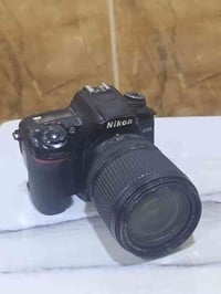نيكون 7500 صورتها حلوه  بيها فتحة بسيطة بالبدي ما مأثر على التصوير  ال...