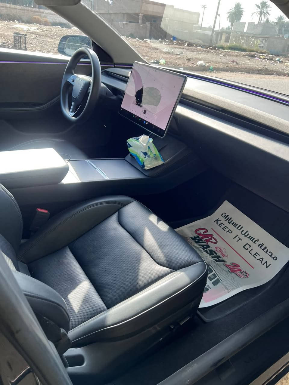 السلام عليكم 
تسلا model 3
فقط بنيد مبدل نفس لون
شكل حديث
لد 
دبل شاشه
سياره معروفه موتصفاته 
ماشيه ٢٤
***********
