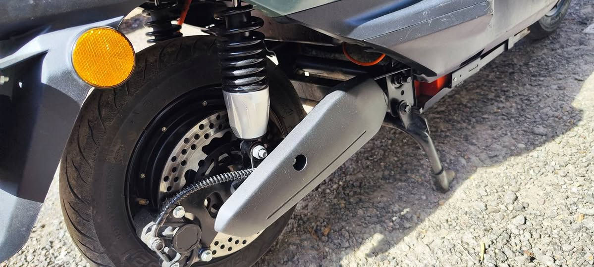 KOOGAR 
السلام عليكم 
دراجه شحن KOOGAR 
6 بطاريات
بيها 3 مستويات من السرعه 
بطاريات بحاله ممتازه 
سرعه الحقيقه 77الى 80
دراجه جديده جدا 
مكاني بغداد قرب مرور تاجيات 
السعر 700 وبي مجال 
رقم ***********
