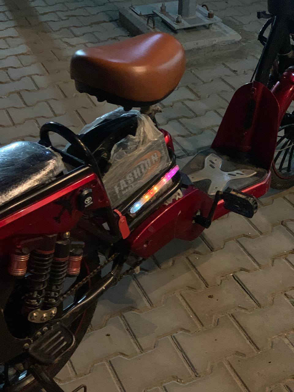 🔥 للبيع دراجة كهربائية شحن 🔥
🚲 النوع: ريان حجم 20

🎨 اللون: أحمر 

🔋 بطاريات نظيفات وجدد تطول عدك 

💡 لايت عالي وناصي اشاير كله شغال 

🧺 سلة أمامية

👌 شغال بلوتوث 

✅ نظام 4 سرع بسرعه 99 

📍 الدراجة نظيفة وجاهزة للاستخدام متحتاج شيء 

📍مكاني نجف شارع كميل ابن زياد 

💰 السعر: (300 وبيه مجال)

📞 للتواصل: ( *********** )
