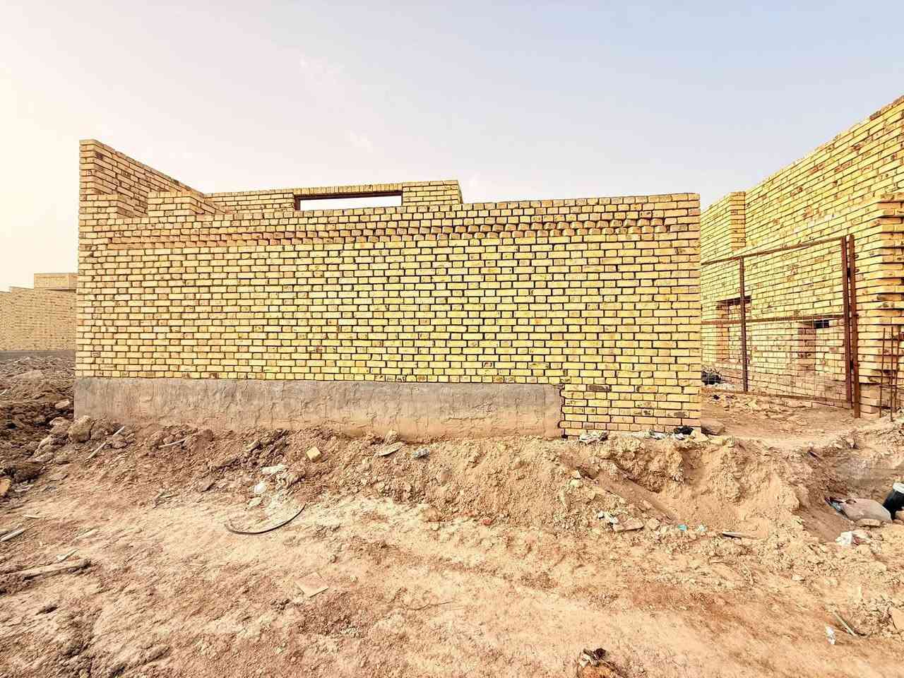 هيكل زراعي للبيع مساحه ٢٠٠م في شارع المهندس منطقه الصخيين قريبا على شارع العام 
بناء درجه اولى هيكل غير مسقف 
يتكون من ديوانيه كبيره وصاله ومطبخ حار وبارد 
 وغرفه +صحيات (سويت)
وغرفه ثانيه كبيره وصحيات داخليه وخارجيه ومناور 
خدمات ماء وكهرباء ومجاري شارعه ١٠م 
للمزيد اتصال 
***********
