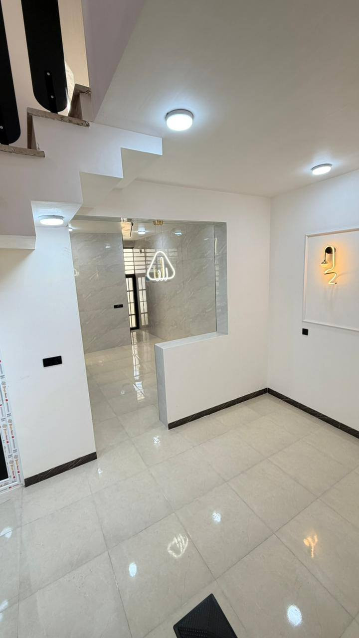 المساحه 100 متر  
💰 السعر: 55 مليون (قابل للتفاوض)
🏗️ البناء: طابوق  جمهوري
🏠 الأساس والسقف: صب كونكريت مركزي 

مواصفات البيت:
✅ غرفة نوم 1 🛏️
✅ أستقبال 
✅ صالة 🛋️
✅ مطبخ 🍽️
✅ صحيات 🚿

الخدمات المتوفرة:
🔹 ماء 💧
🔹 كهرباء ⚡
🔹 شوارع مبلطة 14 متر  🚗
🔹 مدارس قريبة 🏫
🔹أنترنيت ضوئي 
🔹 خط مولده 
📍 الموقع: النجف – حي ميسان، شارع الزوار 
قرب شارع 60 
📜 طابو زراعي (إقرار محكمة)

📞 للتواصل: ***********

(ملاحضة ) متوفر لدينا كافة المساحات والدور  ألسكنية وعرصات 
وأراضي زراعيه
